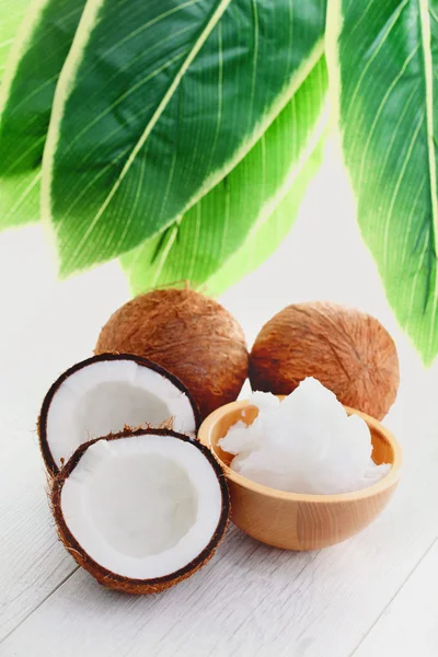 Aceite de coco con coco — Foto de Stock