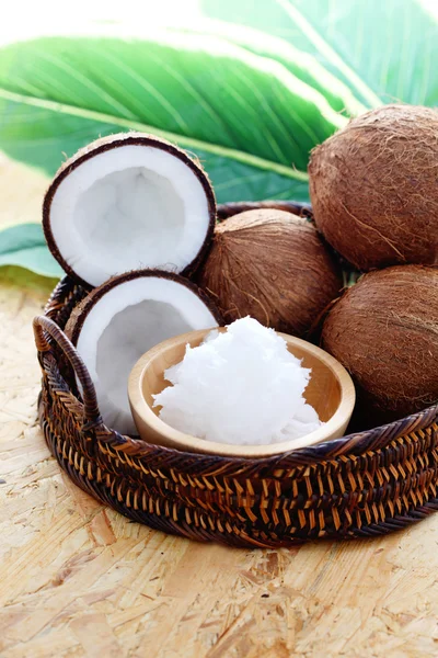 Aceite de coco con coco —  Fotos de Stock