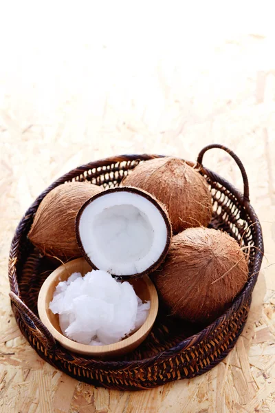 Aceite de coco con coco — Foto de Stock