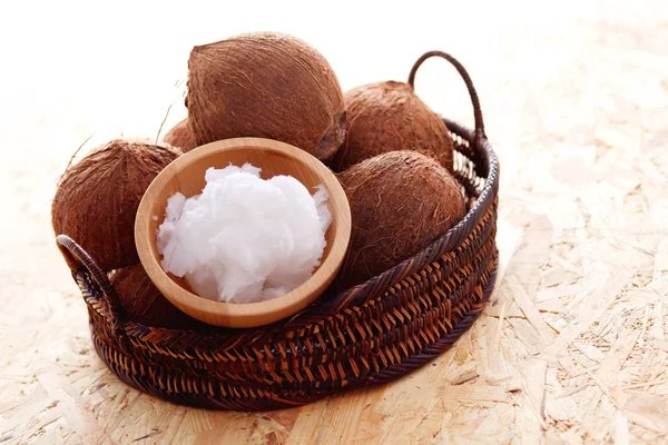 Aceite de coco con coco — Foto de Stock