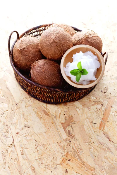 Óleo de coco com coco — Fotografia de Stock