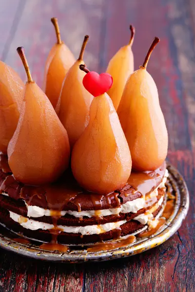 Hausgemachter Kuchen mit ganzen Birnen — Stockfoto