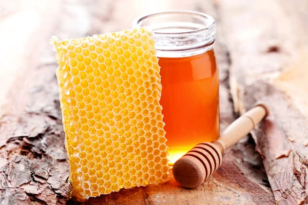Tarro de miel con panal de miel — Foto de Stock