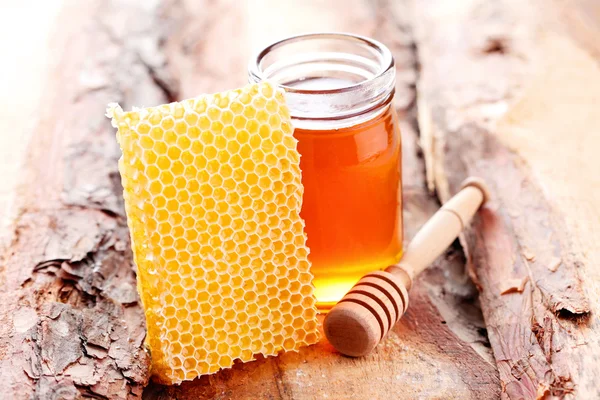 Vaso di miele con pettine di miele — Foto Stock