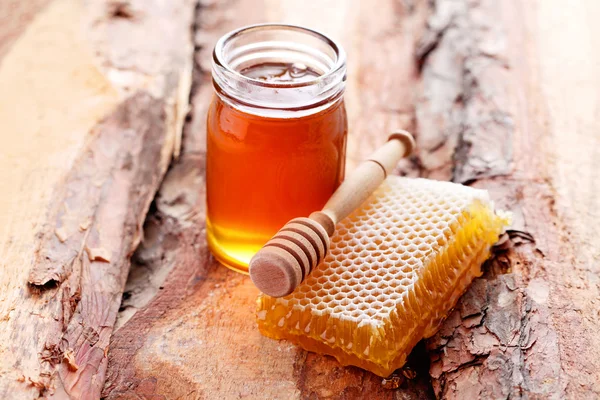 Frasco de mel com pente de mel — Fotografia de Stock