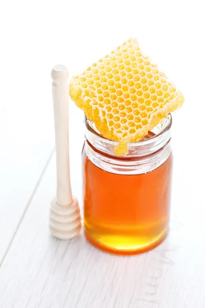 Miel avec peigne de miel — Photo