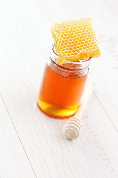 Miele con favo di miele — Foto Stock