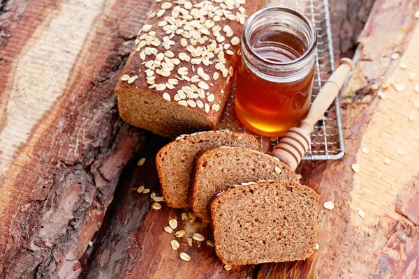Ψωμί με μέλι και βρώμη — Φωτογραφία Αρχείου