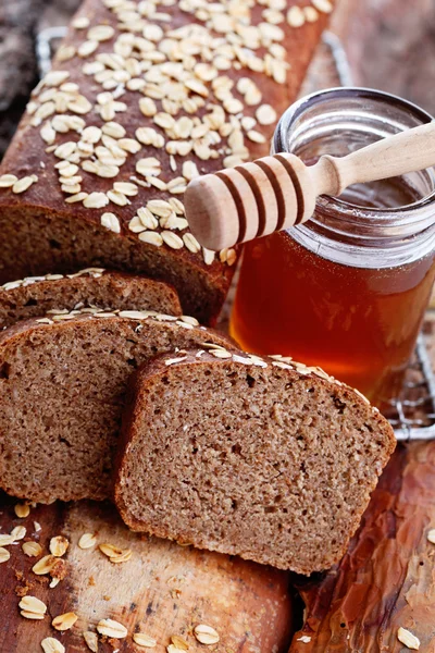 Bread with honey and oats — Stock Photo, Image