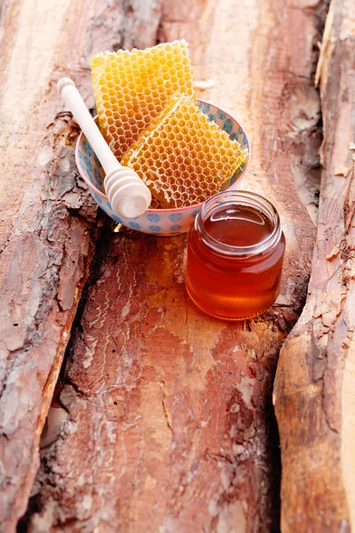 Cuenco de miel con panal de miel — Foto de Stock