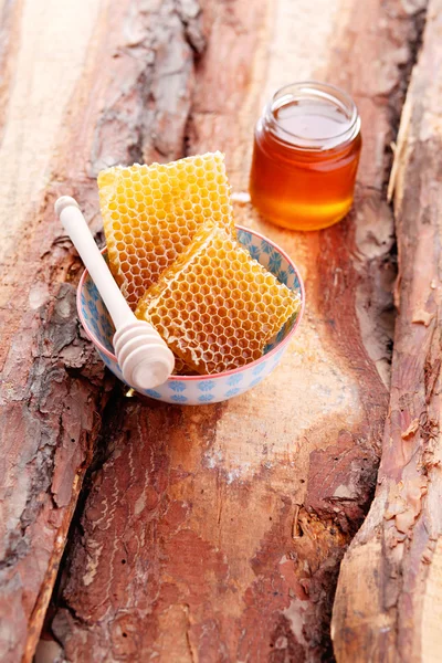 Ciotola di miele con favo di miele — Foto Stock