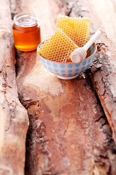 Skål med honung med honung kam — Stockfoto