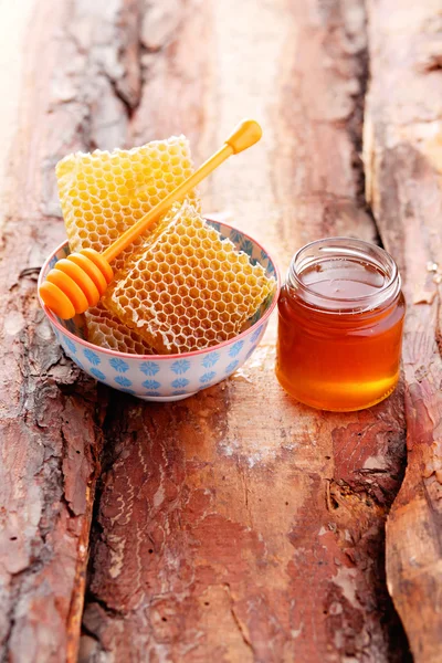 Tigela de mel com favo de mel — Fotografia de Stock