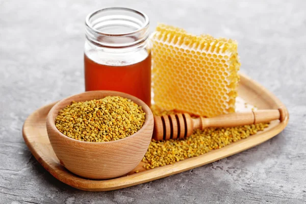 Bowl full of bee pollen with honey comb — Stock Photo, Image