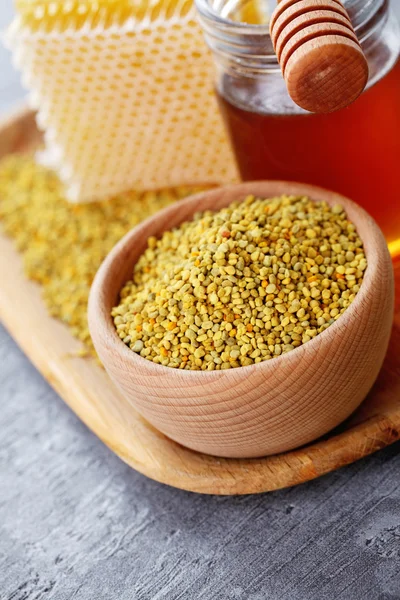 Schale voller Bienenpollen mit Honigwaben — Stockfoto