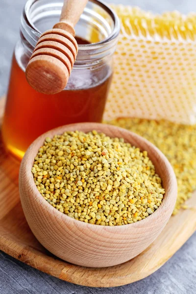 Schale voller Bienenpollen mit Honigwaben — Stockfoto