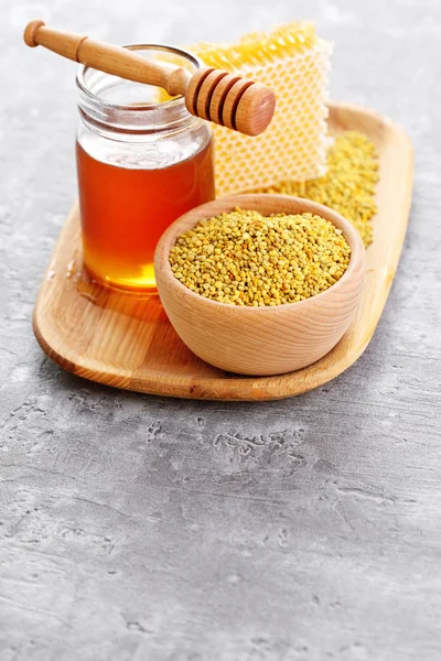 Bowl full of bee pollen with honey comb — Stock Photo, Image
