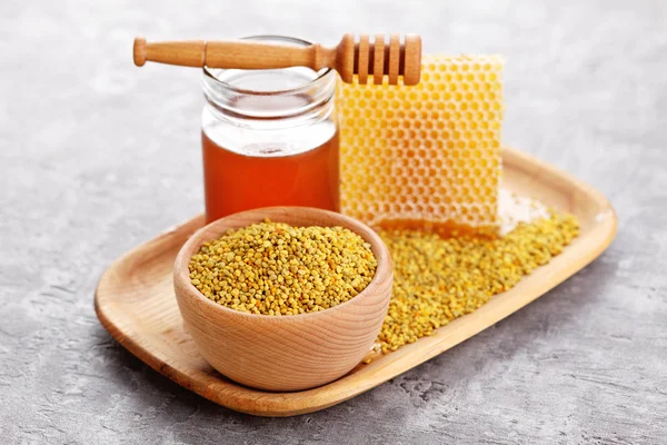 Bowl full of bee pollen with honey comb — Stock Photo, Image