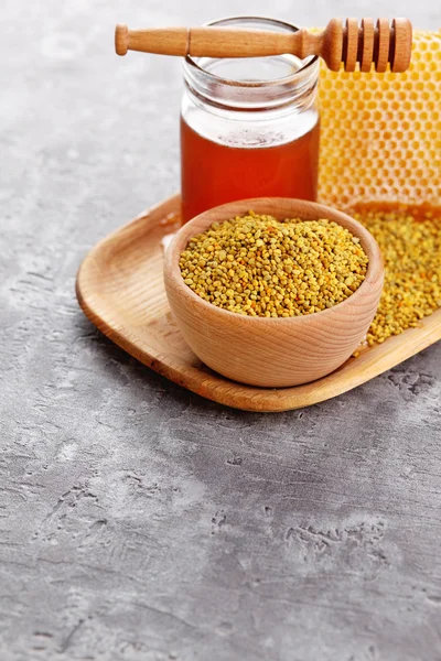 Bowl full of bee pollen with honey comb — Stock Photo, Image