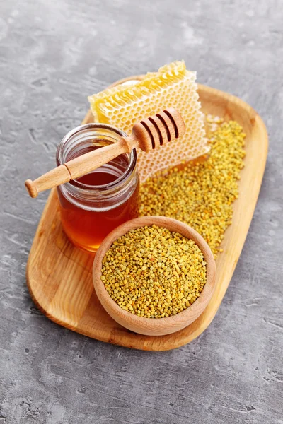 Bowl full of bee pollen with honey comb — Stock Photo, Image