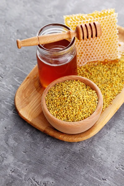 Schale voller Bienenpollen mit Honigwaben — Stockfoto