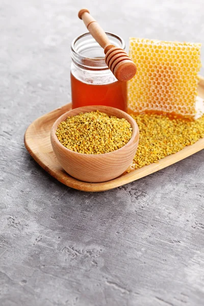 Bowl full of bee pollen with honey comb — Stock Photo, Image