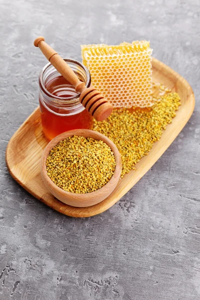 Tigela cheia de pólen de abelha com favo de mel — Fotografia de Stock