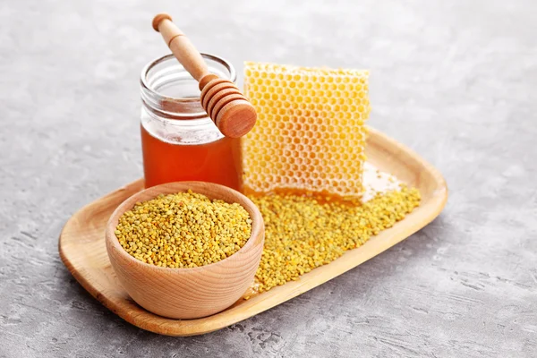 Schale voller Bienenpollen mit Honigwaben — Stockfoto