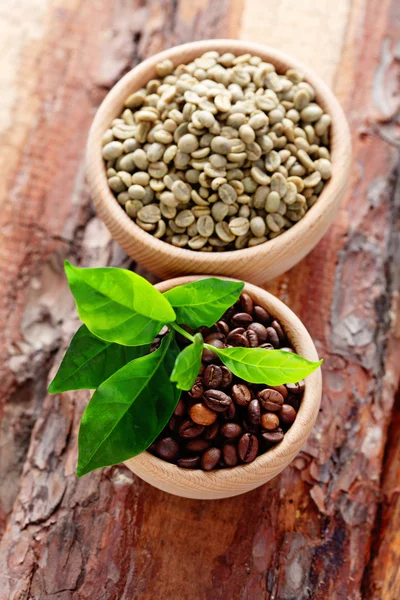 Cuenco lleno de granos de café — Foto de Stock