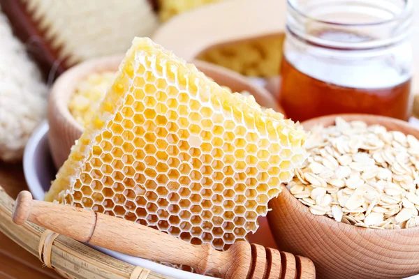 Honey and spa treatment — Stock Photo, Image