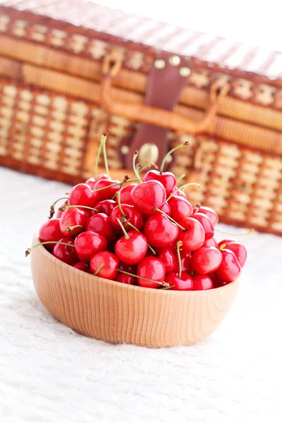 Bowl of fresh red cherries — Stock Photo, Image