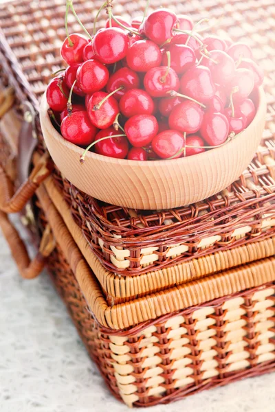 Ciotola di ciliegie rosse fresche — Foto Stock