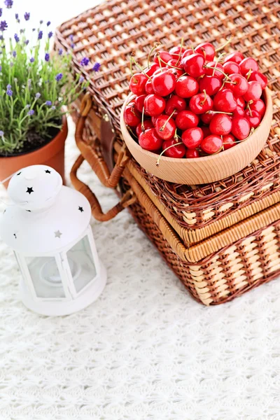 Bowl of fresh red cherries — Stock Photo, Image