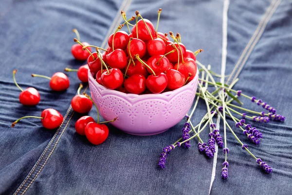 Bowl of fresh red cherries — Stock Photo, Image