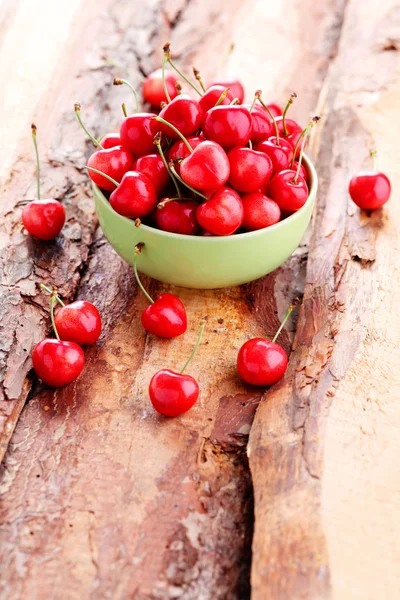 Skål med färska röda körsbär — Stockfoto