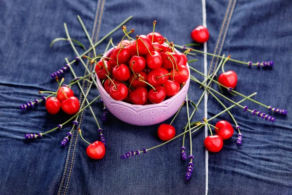 Tigela de cerejas vermelhas frescas — Fotografia de Stock