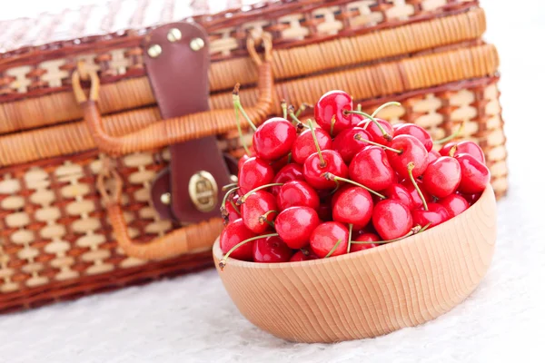Bowl of fresh red cherries — Stock Photo, Image