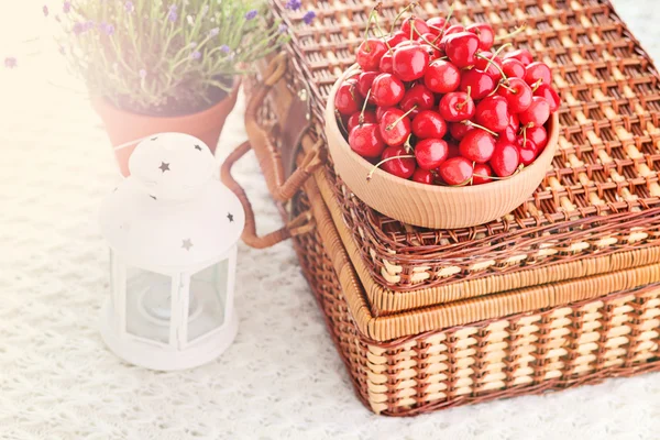 Cuenco de cerezas rojas frescas — Foto de Stock