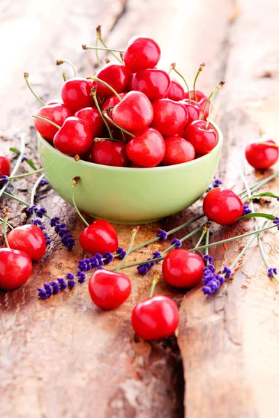 Bowl of fresh red cherries — Stock Photo, Image