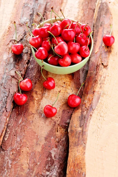 Bowl of fresh red cherries — Stock Photo, Image