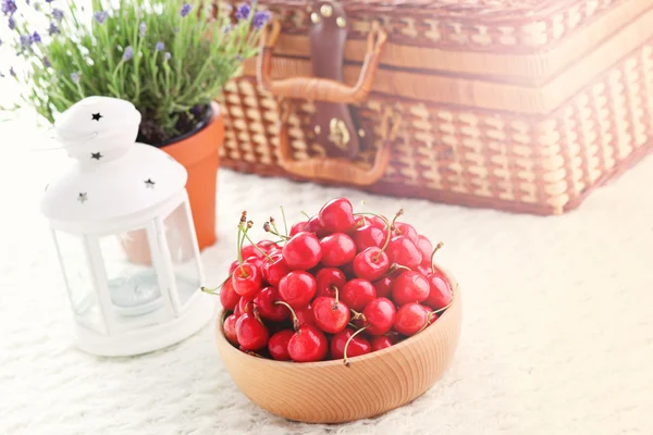 Bowl of fresh red cherries — Stock Photo, Image