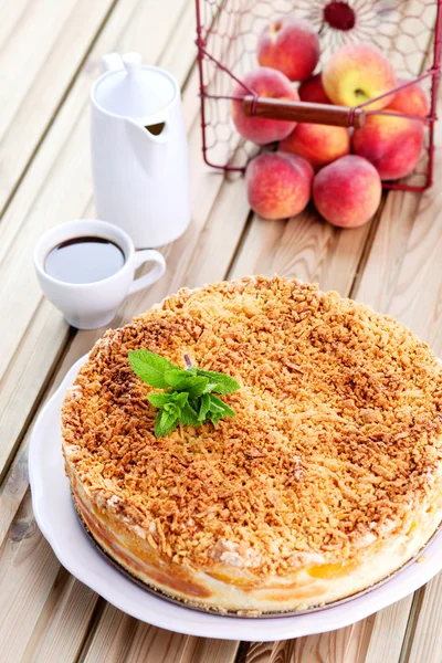 Perziken cheesecake met vers fruit — Stockfoto