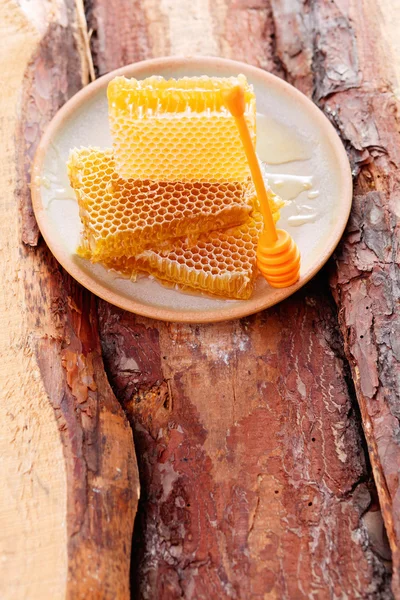 Favo de mel na placa na mesa — Fotografia de Stock