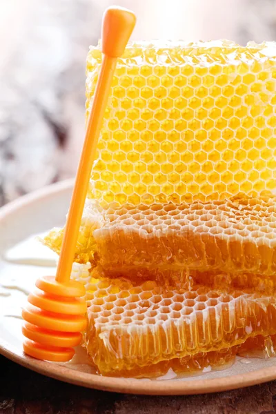 Honungskaka på tallriken på bordet — Stockfoto