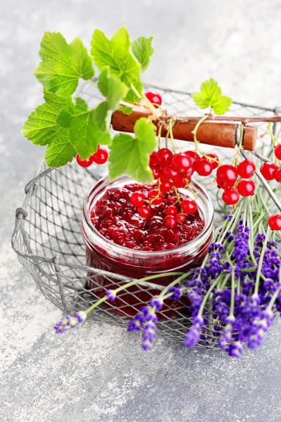 Confiture de groseilles rouges maison à la lavande — Photo