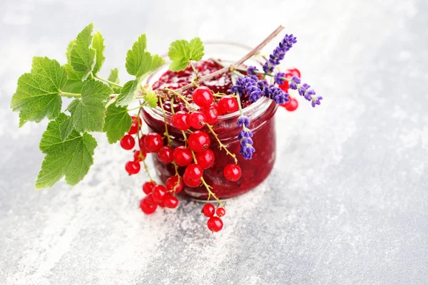 Confiture de groseilles rouges maison à la lavande — Photo