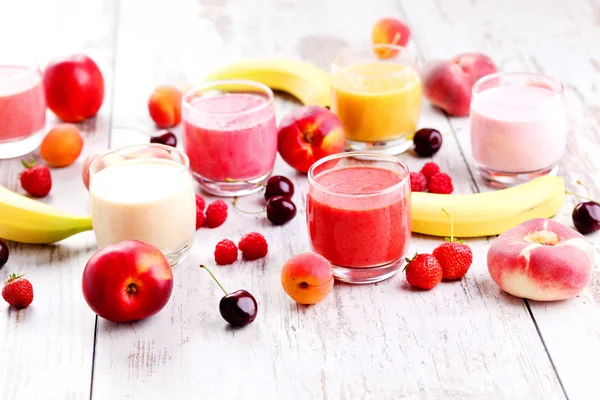 Hausgemachte fruchtige Smoothies — Stockfoto