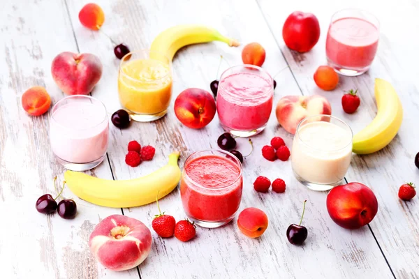 Hausgemachte fruchtige Smoothies — Stockfoto