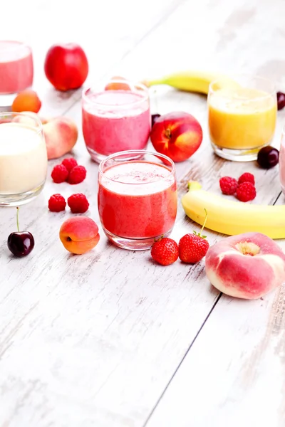 Hausgemachte fruchtige Smoothies — Stockfoto