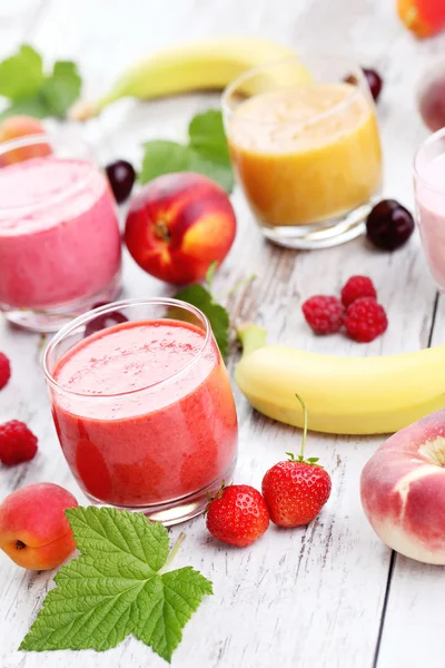 Hausgemachte fruchtige Smoothies — Stockfoto